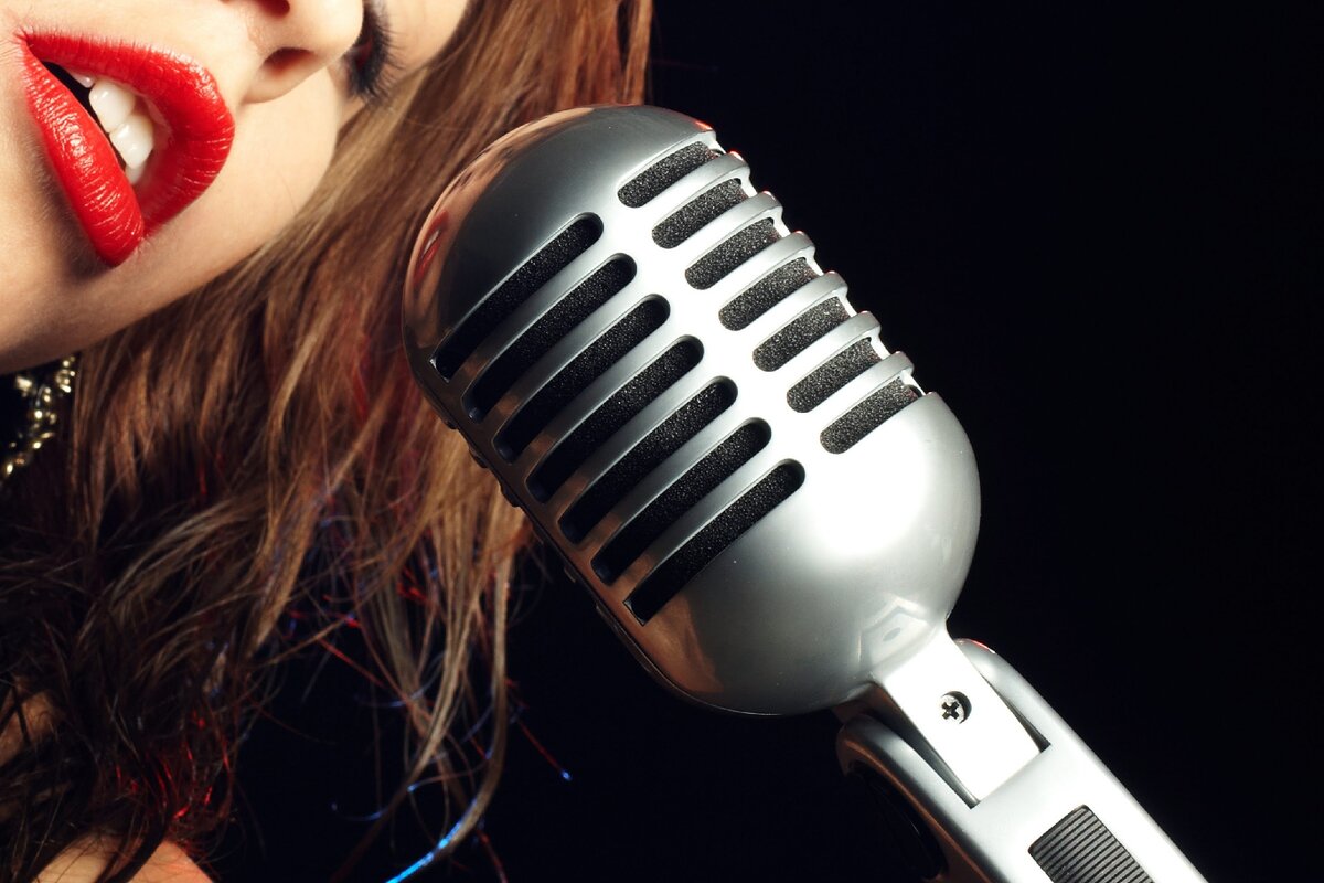 Микрофон и губы